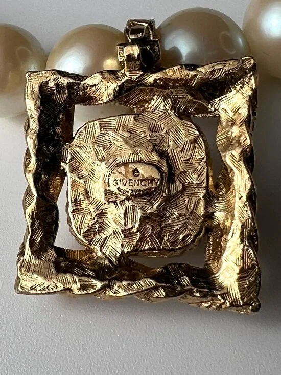 GIVENCHY Vintage Pearls Baroque Square Pendant Large White Necklace - Picture 3 of 16